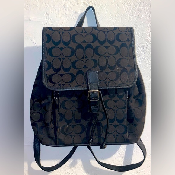 Coach Handbags - COACH BLACK BAG SIZE MEDIUM